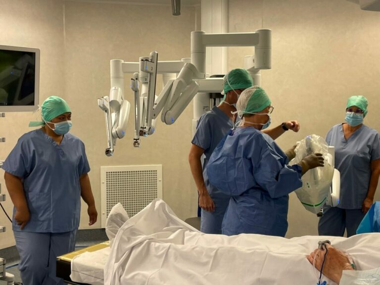 Une photo du robot d'assistance chirurgical Da Vinci lors d'une intervention.