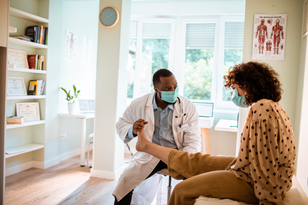 Un médecin s'occupe de son patient lors d'une hospitalisation complète.