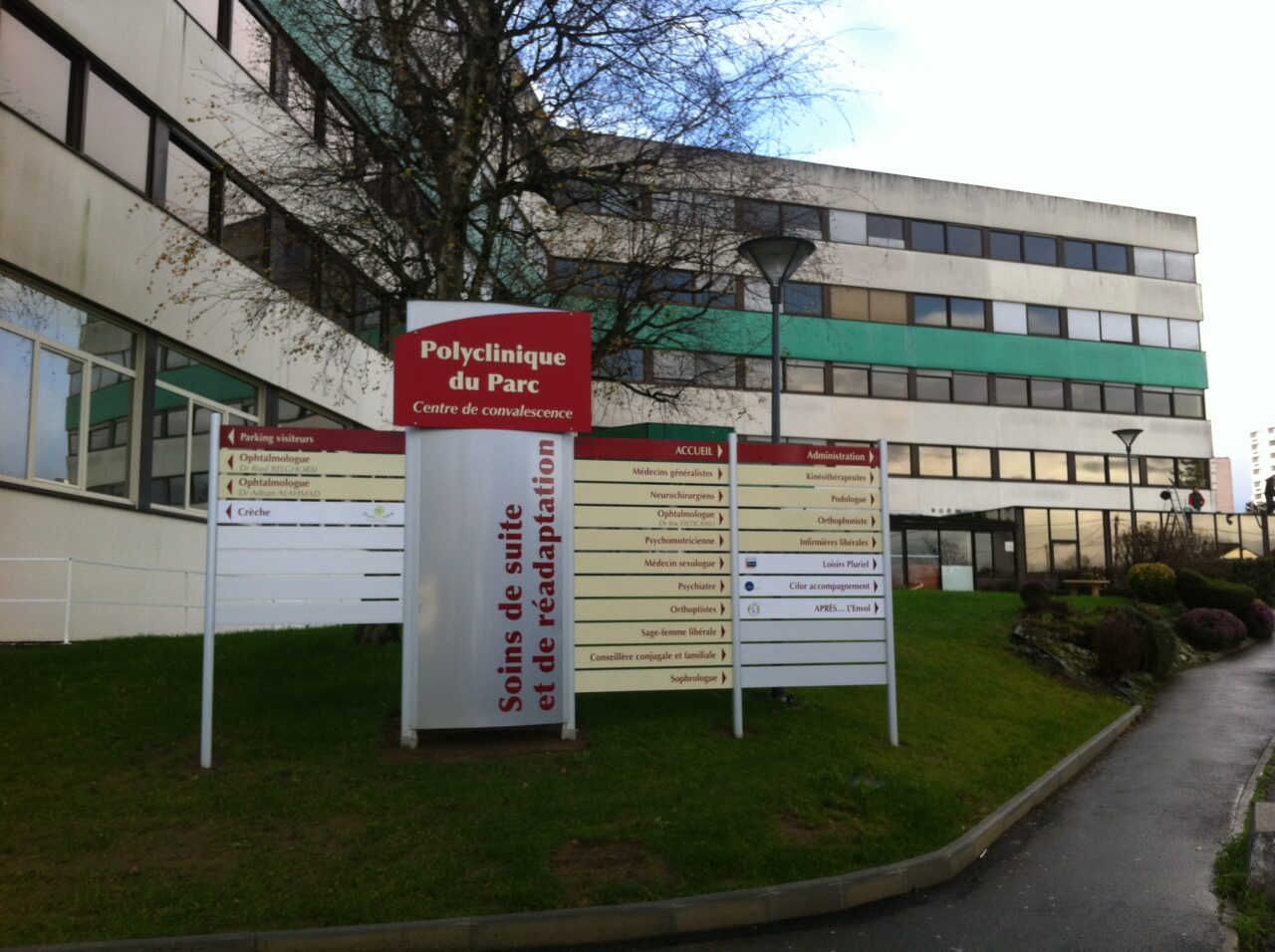 Présentation extérieure de la section SMR : Hospitalisation complète de la Polyclinique du Parc à Cholet, située sur le site d'Arcole.