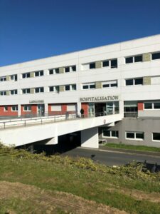 Une photo de la façade avec la passerelle avec les accès & horaire de la Polyclinique du Parc Cholet.