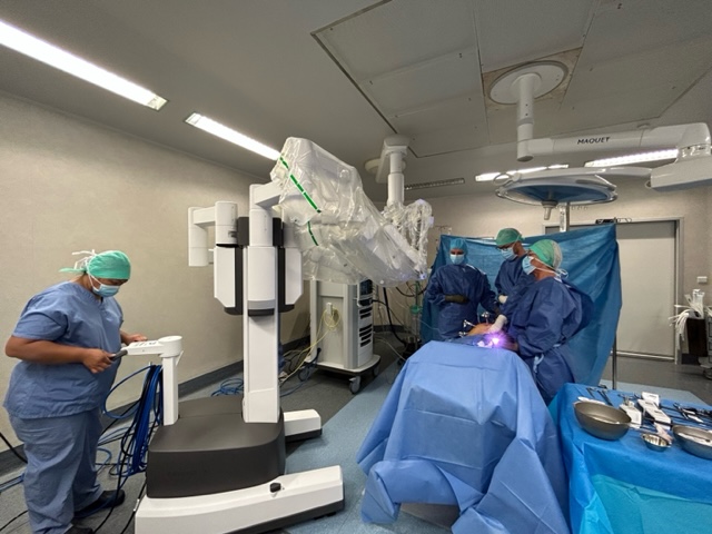 Une photo du robot Da Vinci lors d'une intervention pour faire une Récupération Rapide Après Chirurgie (RRAC)