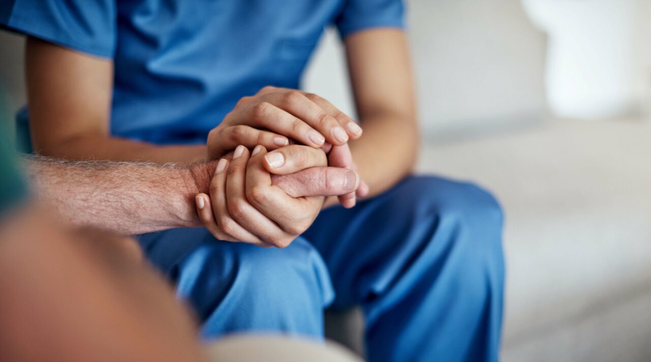 Une photo du personnel de soins de support aidant un patient de la Polyclinique du Parc Cholet.