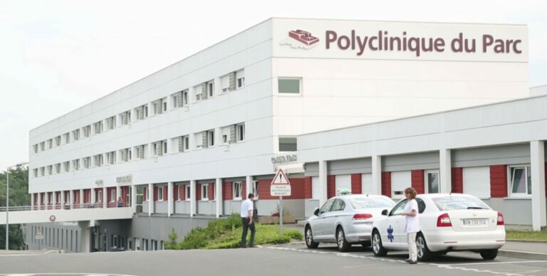 Présentation de la façade de la Polyclinique du Parc Cholet pour votre sortie de l'établissement.