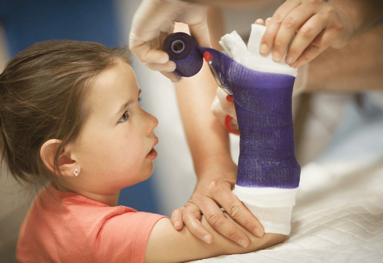 Une photo prise dans USNP : Unité de Soins Non Programmés lors d'une consultation auprès d'une petite fille.