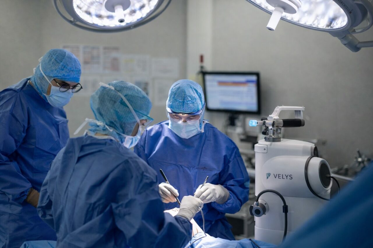 Chambre opératoire avec assistance robotique velys